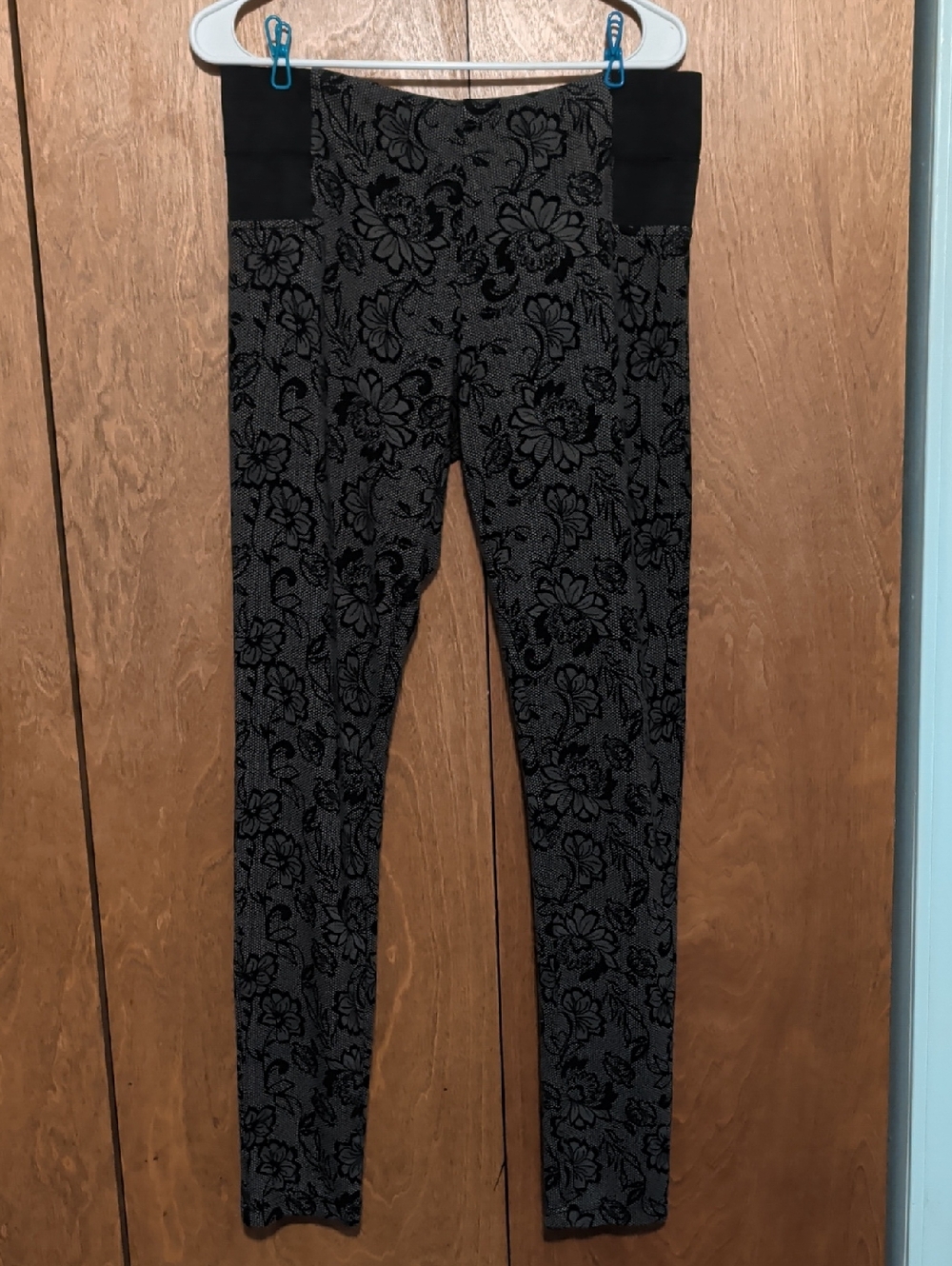 Kut from the Kloth Black and Charcoal Floral Leggings